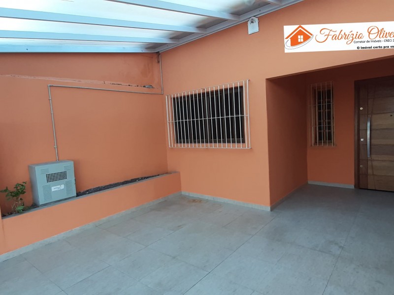 Casa Térrea ( ALUGADA )com três dormitórios, dois banheiros 