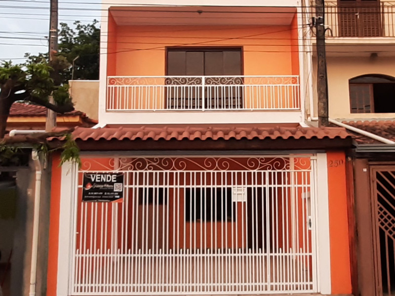 Sobardo (VENDIDO)com três dormitórios, dois banheiros, dois lavabos