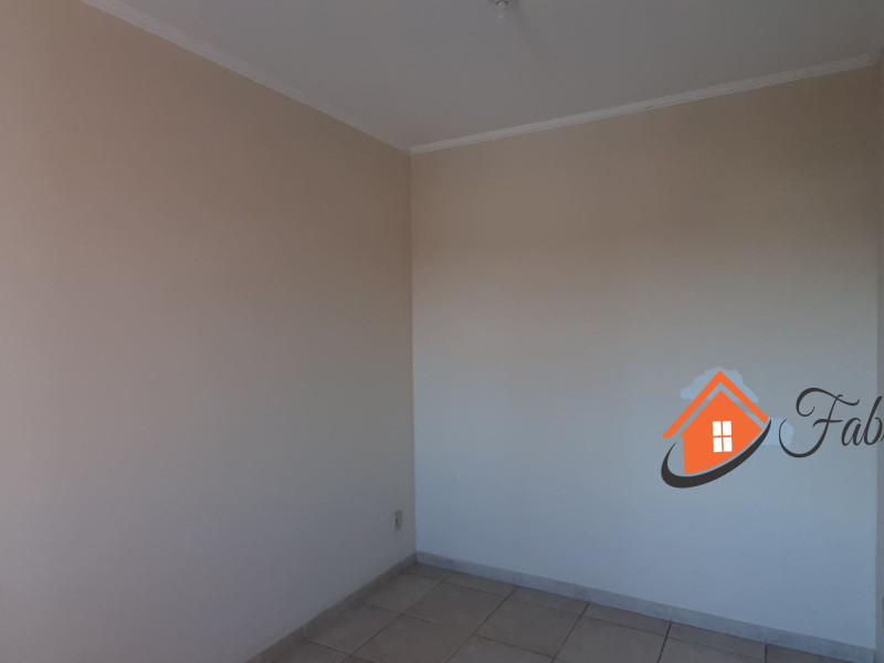 Apartamento com dois dormitórios, um banheiro.