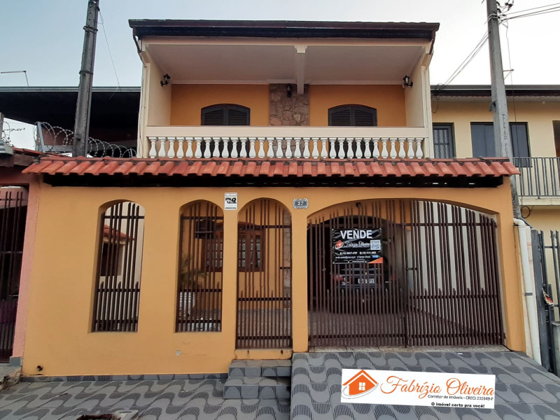 Sobrado com três dormitórios , dois banheiros (VENDIDO) 