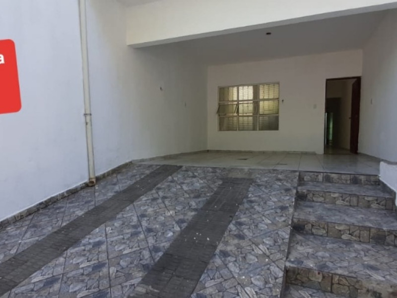 Sobrado com três dormitórios, dois banheiros