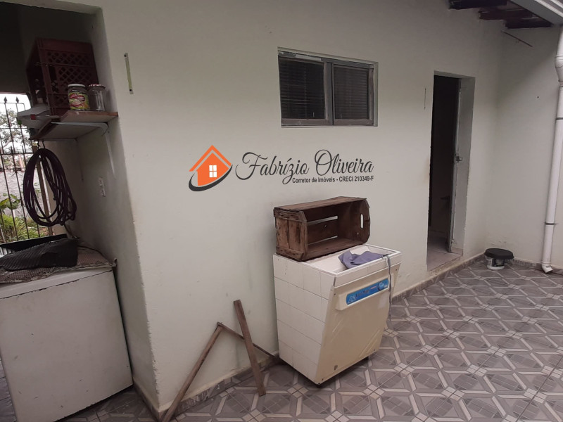 Casa com três dormitórios, dois banheiros, uma EDICULA