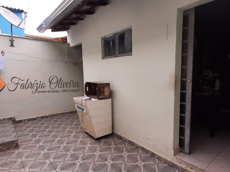 Casa com três dormitórios, dois banheiros, uma EDICULA