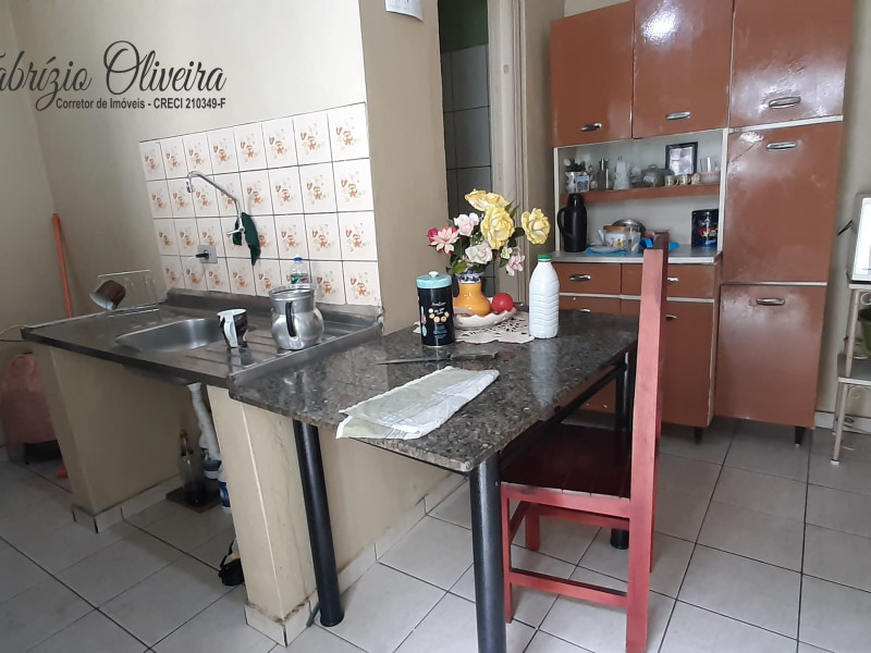 Casa com três dormitórios, dois banheiros, uma EDICULA