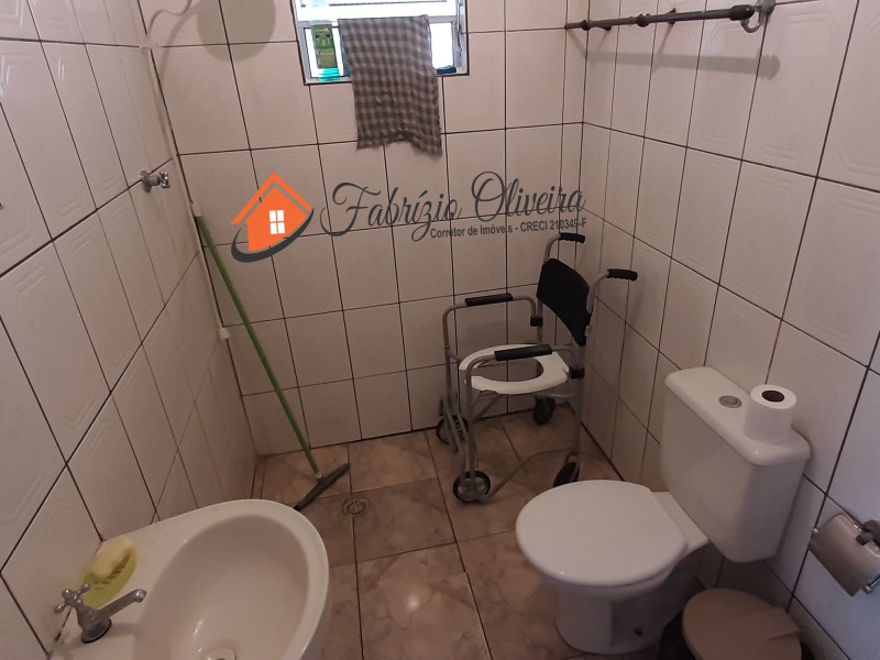 Casa com três dormitórios, dois banheiros, uma EDICULA