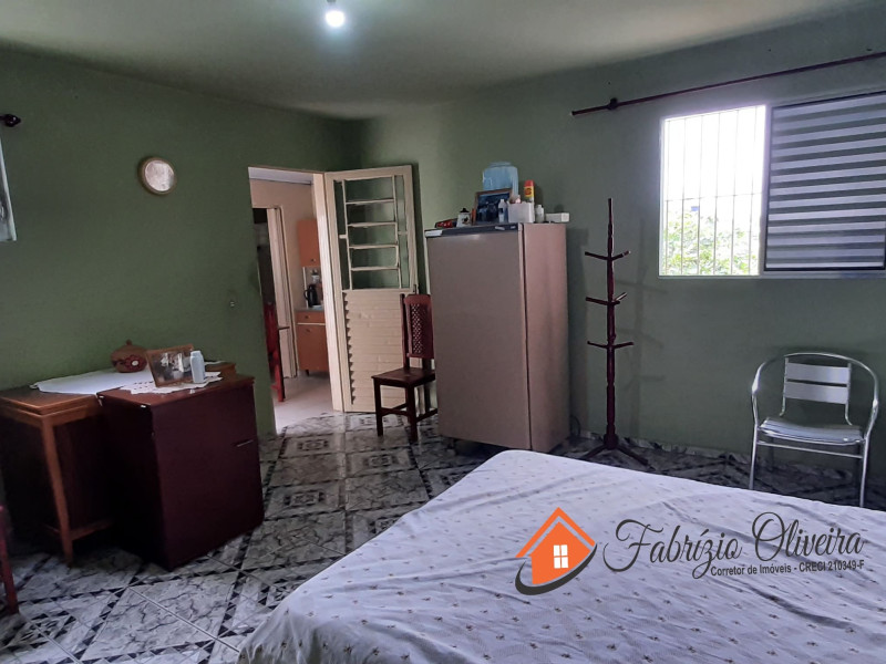 Casa com três dormitórios, dois banheiros, uma EDICULA