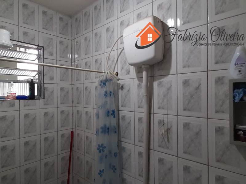 Casa com três dormitórios, dois banheiros, uma EDICULA