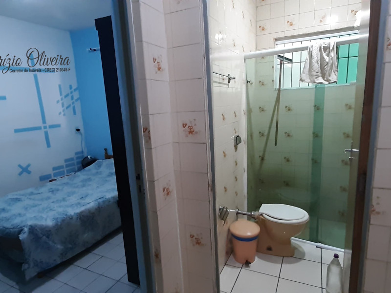 Casa com três dormitórios, dois banheiros, uma EDICULA