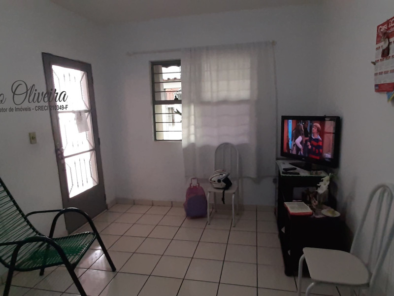 Casa com três dormitórios, dois banheiros, uma EDICULA