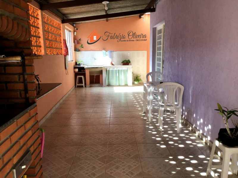 Casa com dois dormitórios, dois banheiros e uma Edicula