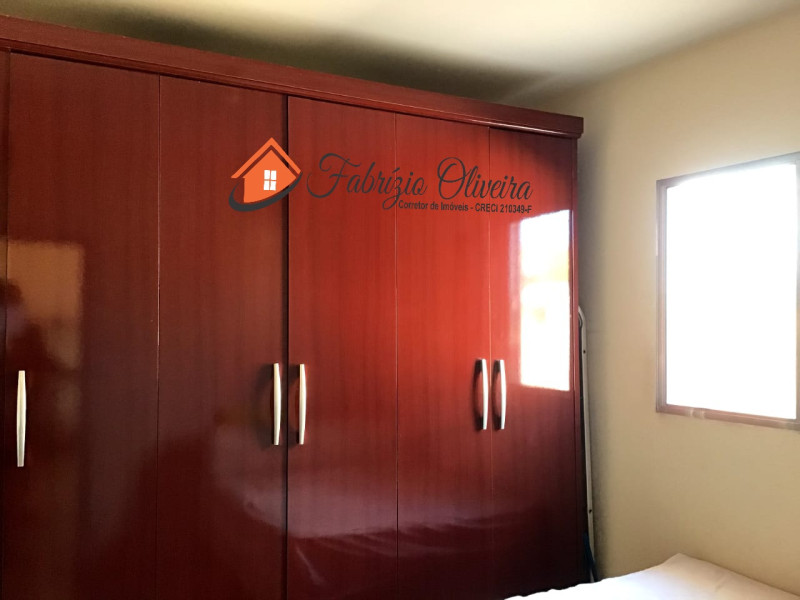 Casa com dois dormitórios, dois banheiros e uma Edicula