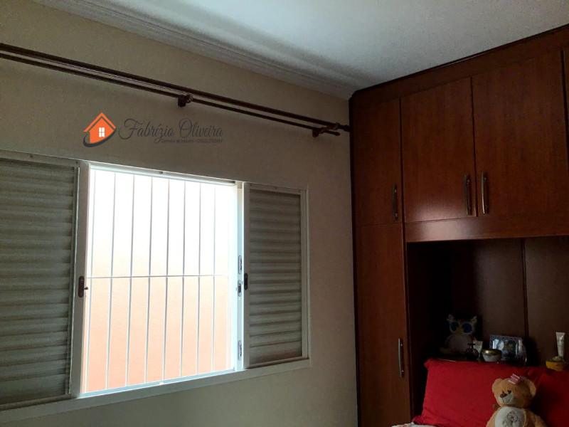 Casa com dois dormitórios, dois banheiros e uma Edicula