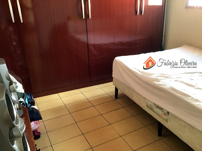 Casa com dois dormitórios, dois banheiros e uma Edicula