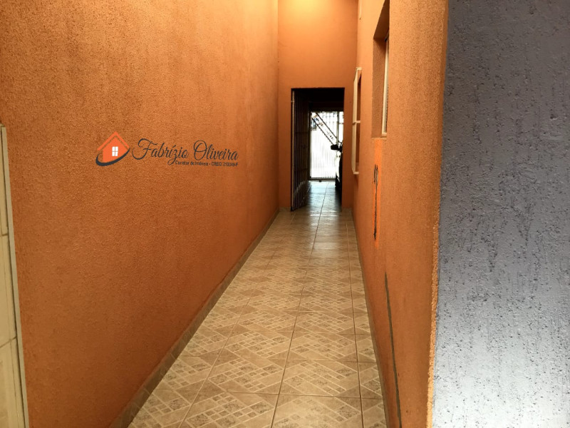 Casa com dois dormitórios, dois banheiros e uma Edicula