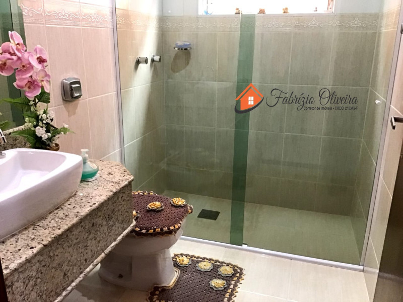 Casa com dois dormitórios, dois banheiros e uma Edicula