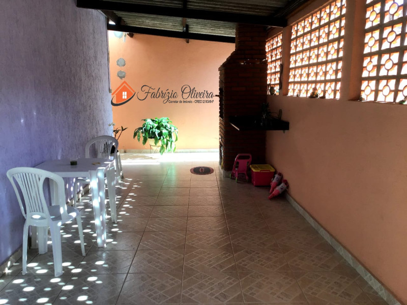 Casa com dois dormitórios, dois banheiros e uma Edicula