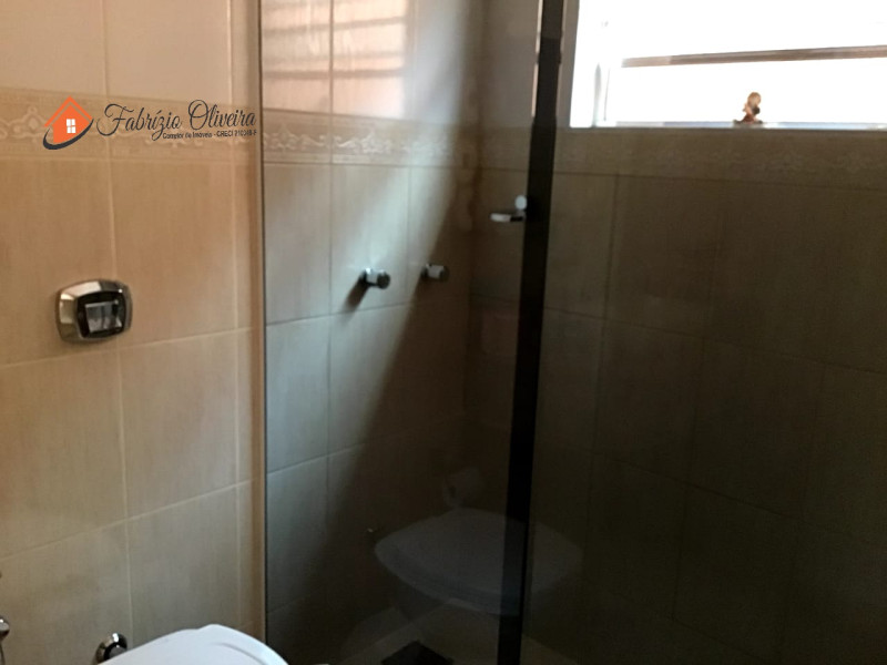 Casa com dois dormitórios, dois banheiros e uma Edicula