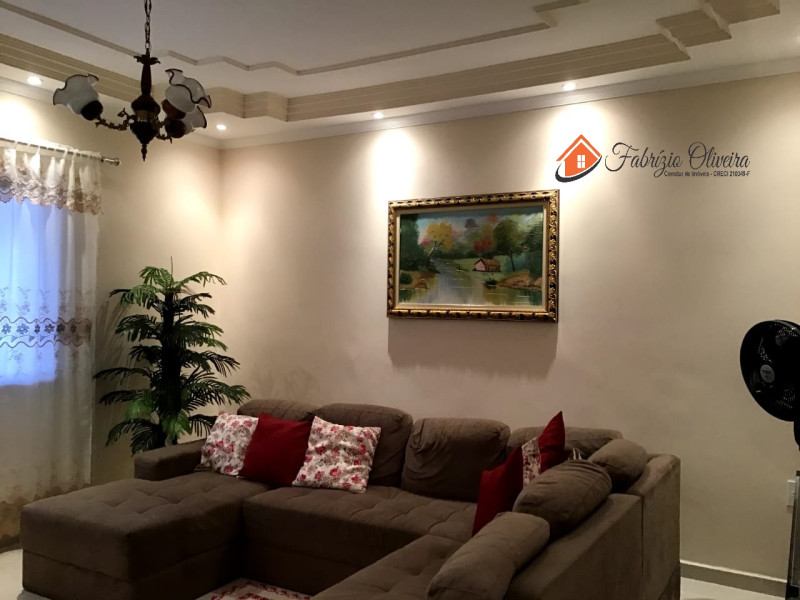 Casa com dois dormitórios, dois banheiros e uma Edicula