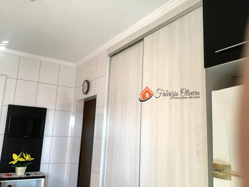 Casa com dois dormitórios, dois banheiros e uma Edicula