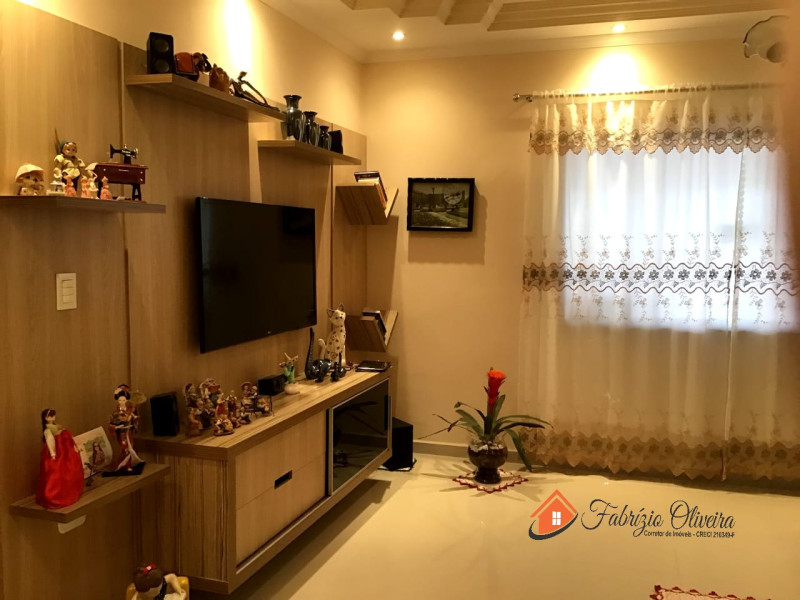 Casa com dois dormitórios, dois banheiros e uma Edicula