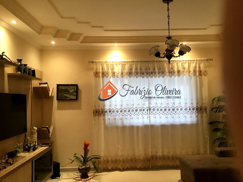 Casa com dois dormitórios, dois banheiros e uma Edicula