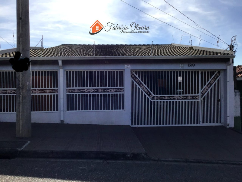 Casa com dois dormitórios, dois banheiros e uma Edicula