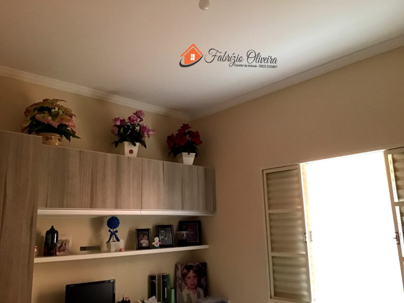 Casa com dois dormitórios, dois banheiros e uma Edicula