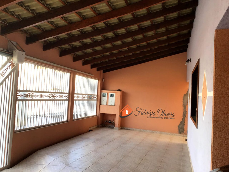 Casa com dois dormitórios, dois banheiros e uma Edicula