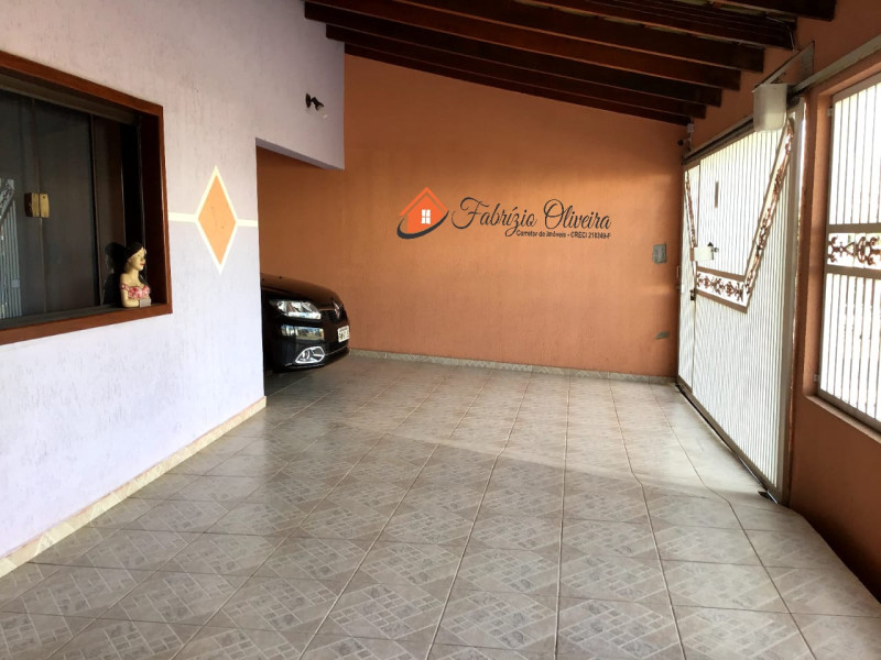 Casa com dois dormitórios, dois banheiros e uma Edicula