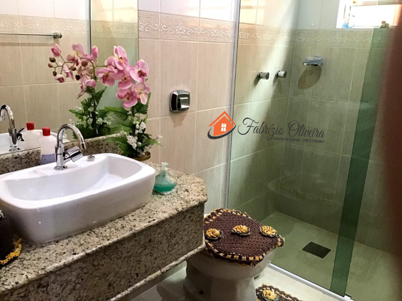 Casa com dois dormitórios, dois banheiros e uma Edicula