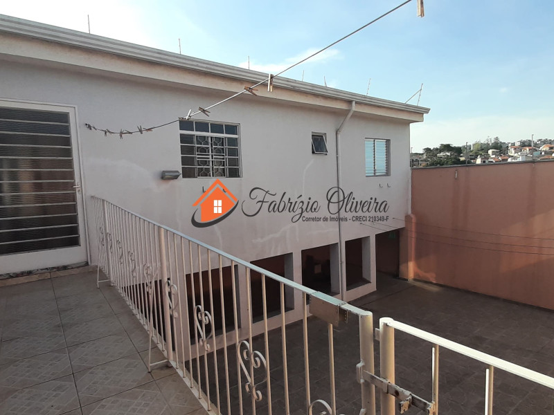 Casa com dois dormitórios, dois banheiros e uma Edicula