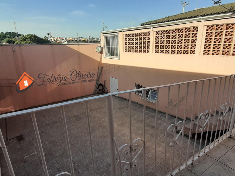 Casa com dois dormitórios, dois banheiros e uma Edicula