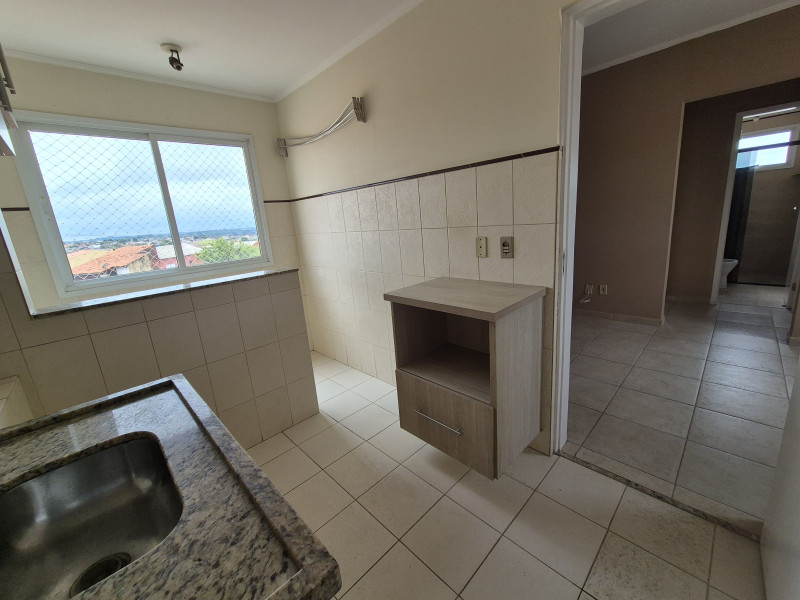 Apartamento com dois dormitórios, um banheiro