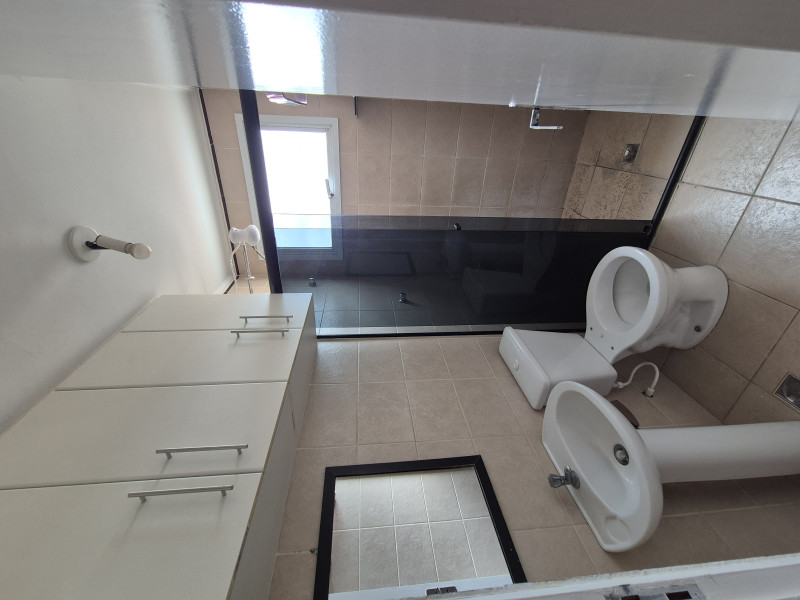 Apartamento com dois dormitórios, um banheiro