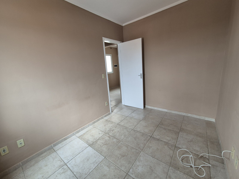 Apartamento com dois dormitórios, um banheiro