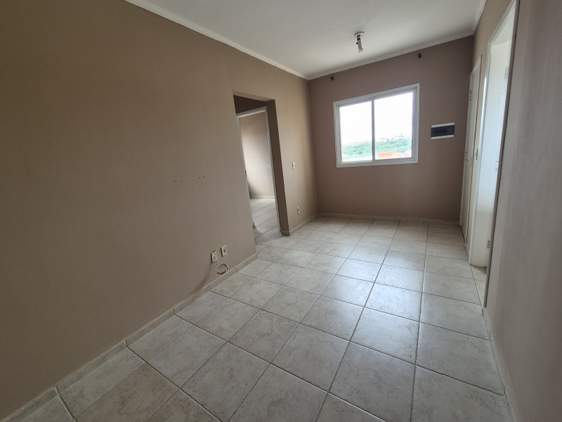 Apartamento com dois dormitórios, um banheiro