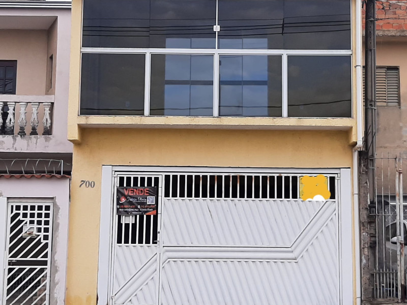 Sobrado (VENDIDO)com três dormitórios, dois banheiros 