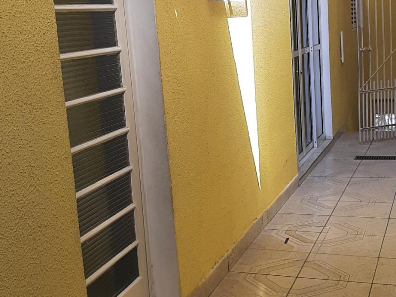 Sobrado (VENDIDO)com três dormitórios, dois banheiros 