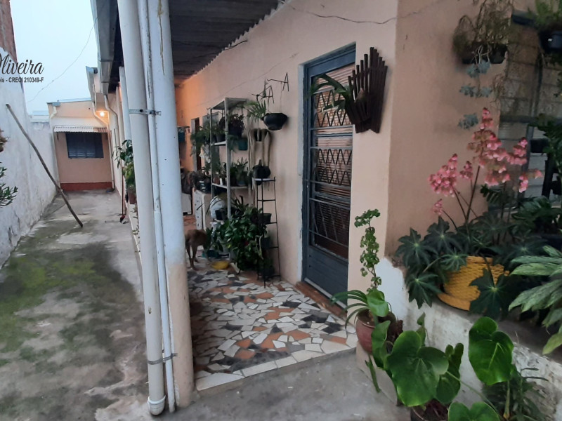   casa (ALUGADA) com três dormitórios