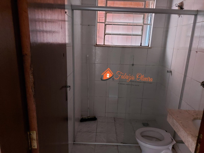 Vende OU ALUGA uma casa com dois dormitórios e um banheiro