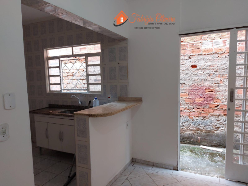 Vende OU ALUGA uma casa com dois dormitórios e um banheiro