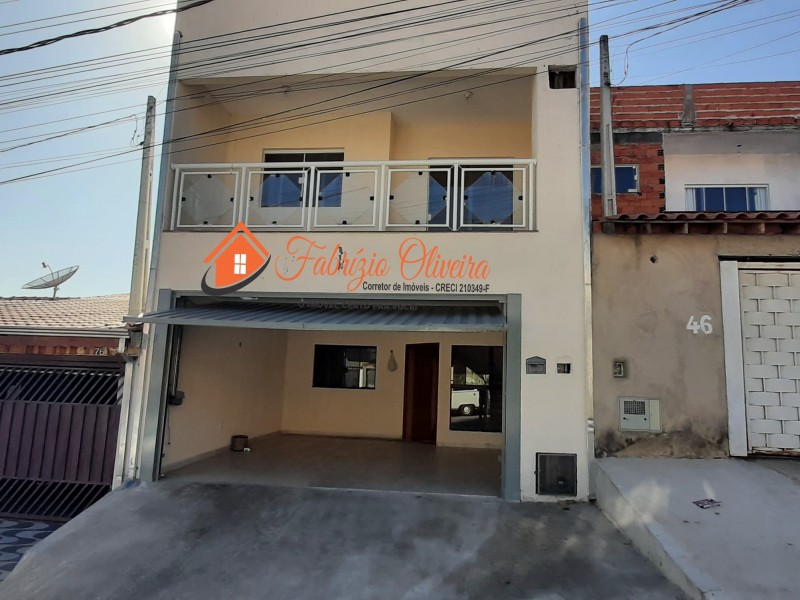 Vende sobrado com quatro dormitórios sendo dois com duas suítes