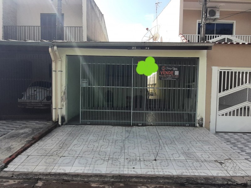 Vende uma casa com dois dormitórios e dois banheiros