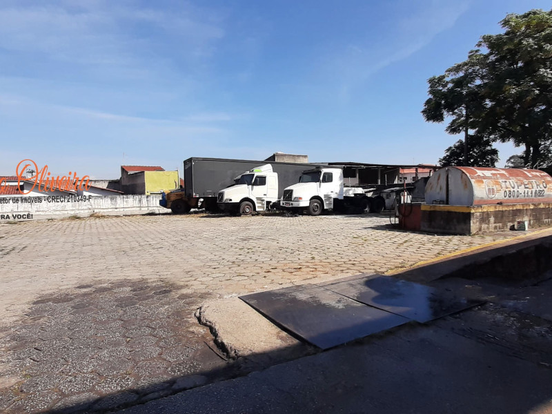 Vende um terreno com uma construção 