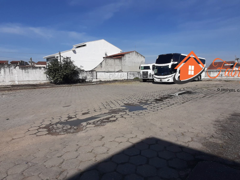 Vende um terreno com uma construção 