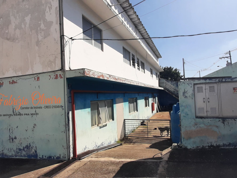 Vende um terreno com uma construção 