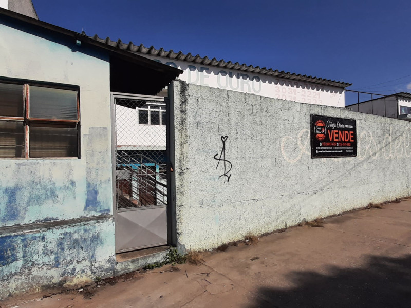 Vende um terreno com uma construção 