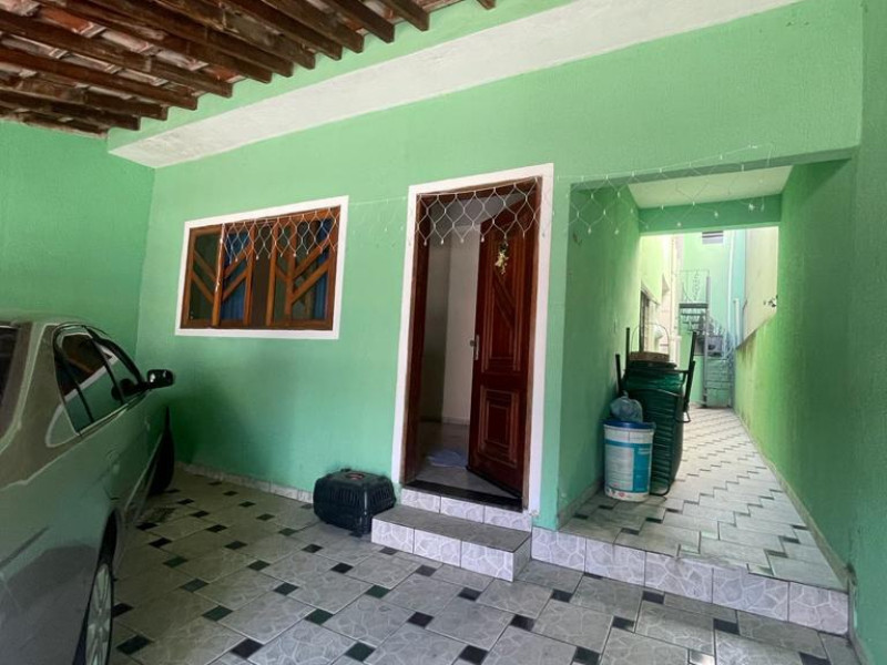 Vende uma casa com dois dormitórios e um banheiro
