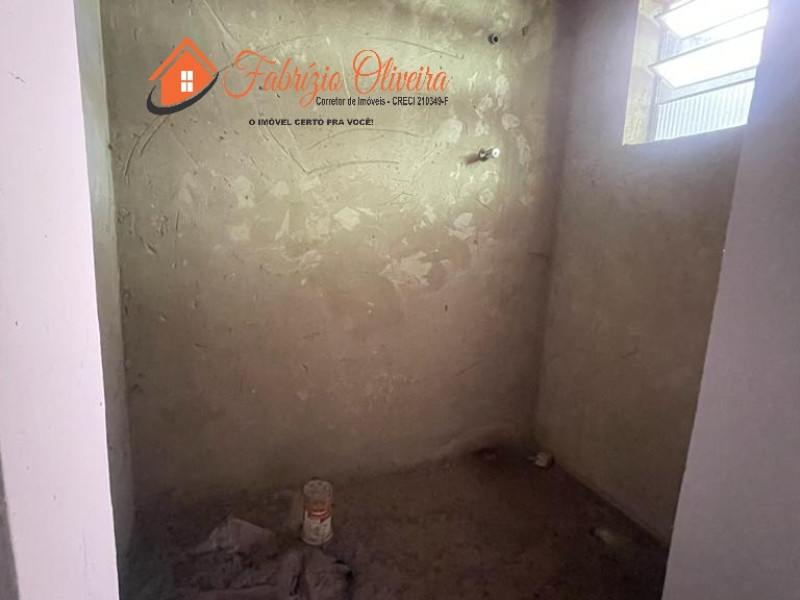 Vende uma casa com dois dormitórios e um banheiro