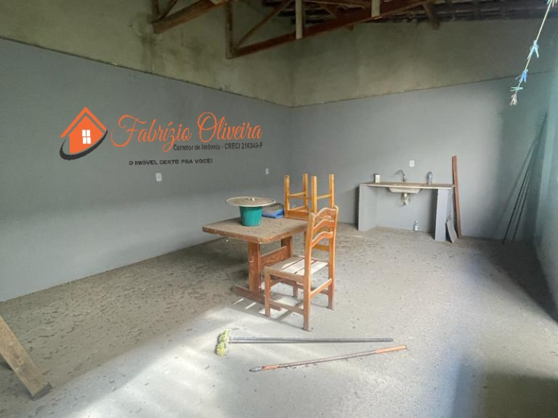 Vende uma casa com dois dormitórios e um banheiro